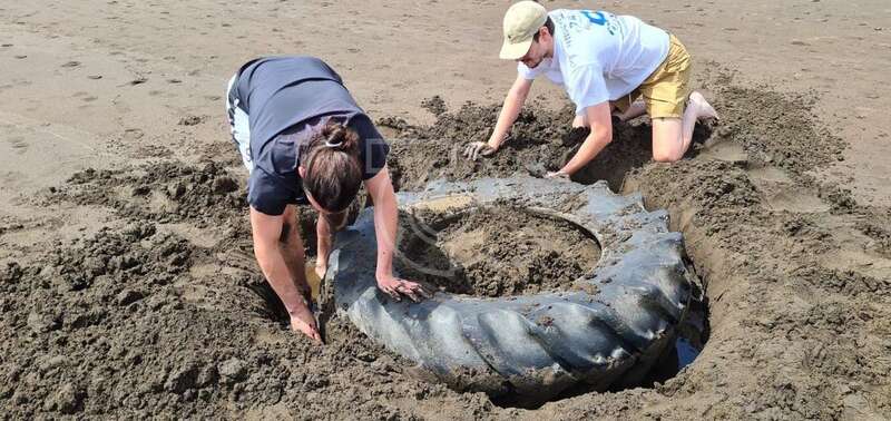 La gran goma neumática que el mar arrojó a la orilla en Playa del Hombre/TA.